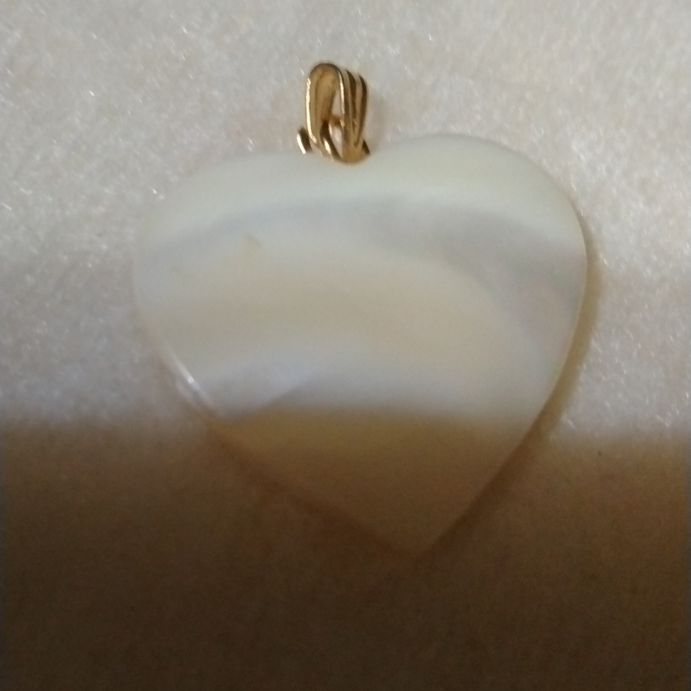 Mother of pearl charm heart shaped NWT (sku 343) - Picture 2 of 4